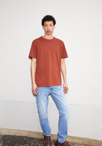 ARMEDANGELS MAARKUS SOLID - T-shirt basic - dark amber