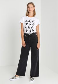 Mister Tee LADIES TALK TO THE HAND BOX TEE - T-shirts med print - white