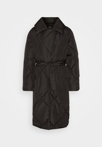 Černý prošívaný dlouhý péřový kabát s širokým límcem a odpovídajícím látkovým pásem uvázaným v pase, navržený pro chladné počasí.