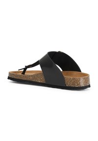 Sandalo flip-flop in vernice nera con soletta in sughero, forma sagomata e suola nera testurizzata. Design minimalista con cinturino tra le dita.