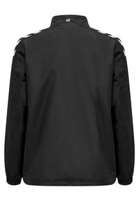 Svart jacka med ståkrage, elastiska ärmslut och en slät textur. Har vita chevron-accenter på axlarna.