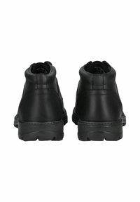 Stivaletti in pelle nera fino alla caviglia con punta arrotondata, collo imbottito e suola in gomma robusta con motivi di battistrada visibili. Dettagli delle cuciture sui lati.