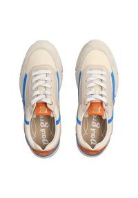 Beige und blaue Sneakers mit einer strukturierten Lederoberfläche, weißen Schnürsenkeln und einem orangefarbenen Akzent auf der Zunge mit einem Logo.