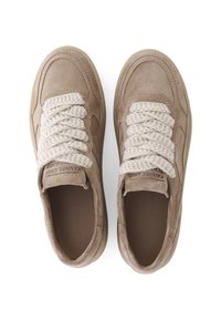 Beige Wildleder-Sneaker mit dickem weißen Schnürsenkeln, runder Form, gepolstertem Kragen und strukturiertem Außensohle. Minimale Markenkennzeichnung auf der Zunge.