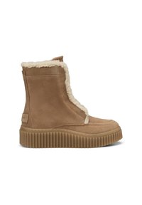 Ταν μποτάκι αστραγάλου από σουέντ με παχιά ραβδωτή σόλα και λευκή επένδυση από μάλλινο ύφασμα ορατή κατά μήκος της ραφής και του ανοίγματος.