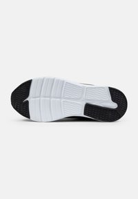 Musta kumisaapas, jossa on rakenteellinen pinta, valkoinen välikenkä ja erottuva pito-muotoilu.