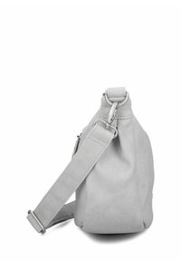 Bolso de bandolera de imitación cuero gris con un diseño holgado, correa ajustable, herrajes de metal y una superficie texturizada suave.