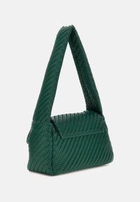 Borsa a tracolla verde intrecciata con una forma strutturata, dotata di una spessa tracolla e una chiusura a patta. Superficie testurizzata con un motivo a treccia.
