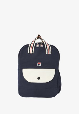 Mochila azul marino con bolsillo frontal blanco y asas a rayas, que cuenta con dos cremalleras y un pequeño logo cuadrado sobre el bolsillo.