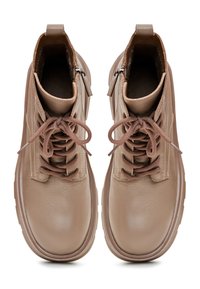 Botas de tobillo de cuero marrón claro con punta redondeada, que cuentan con cierre de cordones y una cremallera lateral. Parte superior texturizada con un acabado suave y suela de goma.