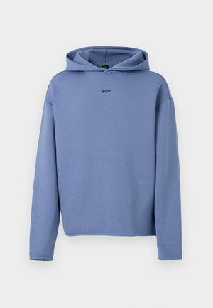 Blauer Kapuzenpullover mit langen Ärmeln und einem kleinen schwarzen "BOSS"-Logo auf der Brust, dargestellt vor einem schlichten weißen Hintergrund.