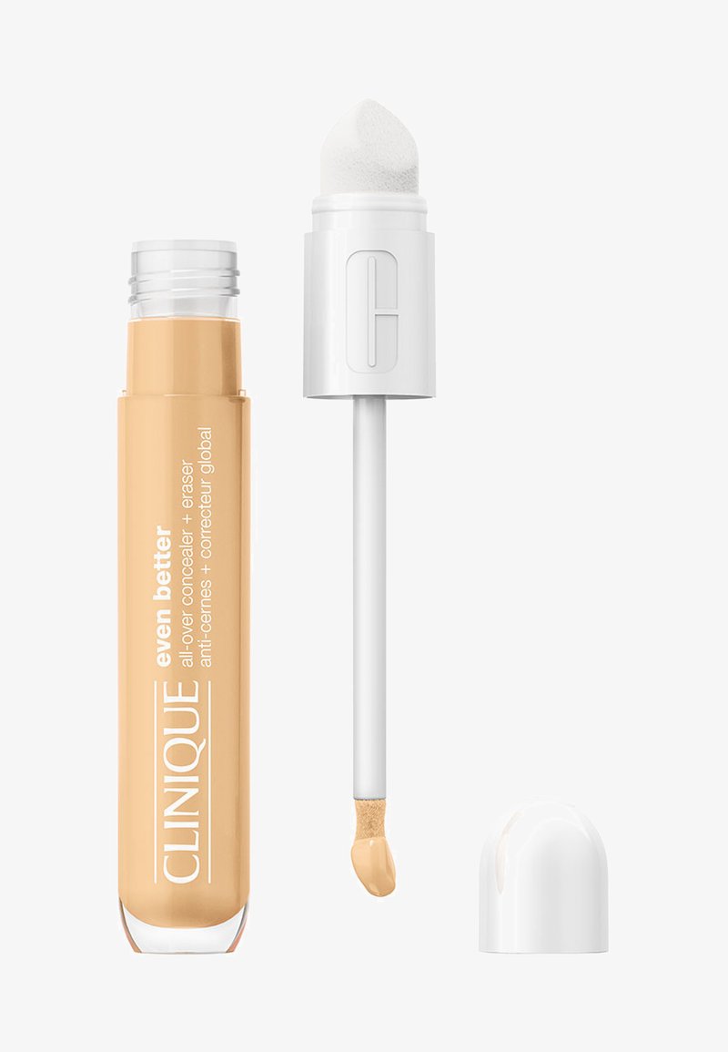 Corrector Clinique Even Better en un tubo transparente. Presenta un líquido beige con un aplicador blanco suave y puntiagudo, y una tapa blanca redondeada.