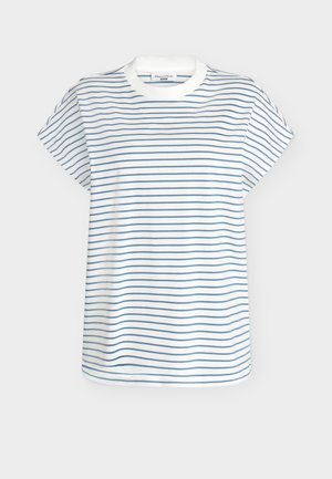 Λευκό κοντομάνικο μπλουζάκι με λεπτές οριζόντιες μπλε ρίγες και μονόχρωμη λευκή στρογγυλή λαιμόκοψη, απεικονισμένο σε απλό ανοιχτό φόντο.