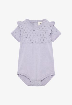 Combinaison tricotée lilas avec manches courtes à volants, motif ajouré sur le corsage et pressions au bas pour un habillage facile.