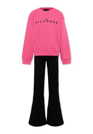 Roze sweatshirt met "JOHN RICHMOND" gedrukt over de borst, gecombineerd met zwarte uitlopende broek op een witte achtergrond.