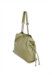 Bolso de mano de cuero verde oliva con un diseño suave y plisado, que cuenta con una correa de cadena y dos cuerdas con detalles en dorado.