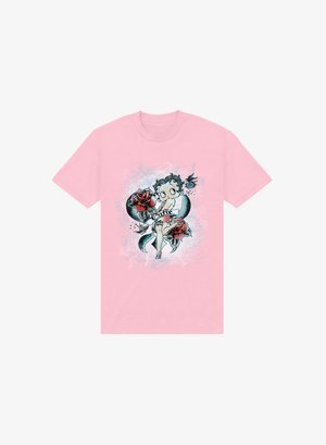 Camiseta de algodón rosa claro con un diseño gráfico de un personaje con rosas, una pancarta que dice "Cutie" y un fondo en estilo acuarela.
