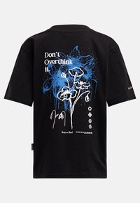 Schwarzes Baumwoll-T-Shirt mit einem blauen Blumenmuster auf der Rückseite, mit dem Text "Überdenke es nicht" und verschiedenen Symbolen unterhalb des Graphics.