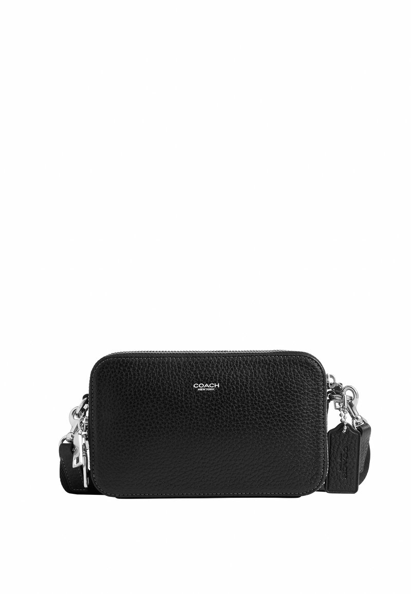 Muñequera Coach de cuero negro texturizado con cremallera plateada, correa desmontable y etiqueta de cuero en relieve sobre fondo blanco.