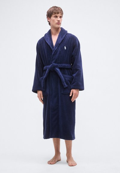 Marineblå myk badekåpe med sjalkrage, knytt belte, to foranlommer og brodert logo på brystet, med myk tekstur og knelengde.