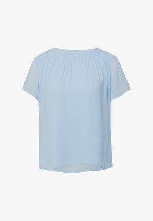 Svetlo modra bluza s kratkimi rokavi, nabranim izrezom in ohlapnim, lahkotnim krojem na belem ozadju.