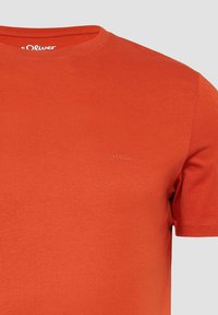 Rode T-shirt gemaakt van soepel katoen. Heeft een ronde halslijn en korte mouwen. Toont een subtiele s.Oliver-logo op de borst.