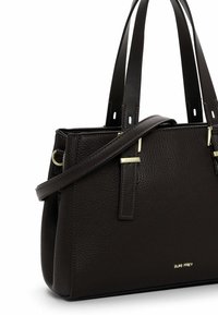 Borsa a mano in pelle nera con superficie texturizzata, doppi manici superiori, tracolla regolabile e dettagli dorati; presenta un design strutturato.