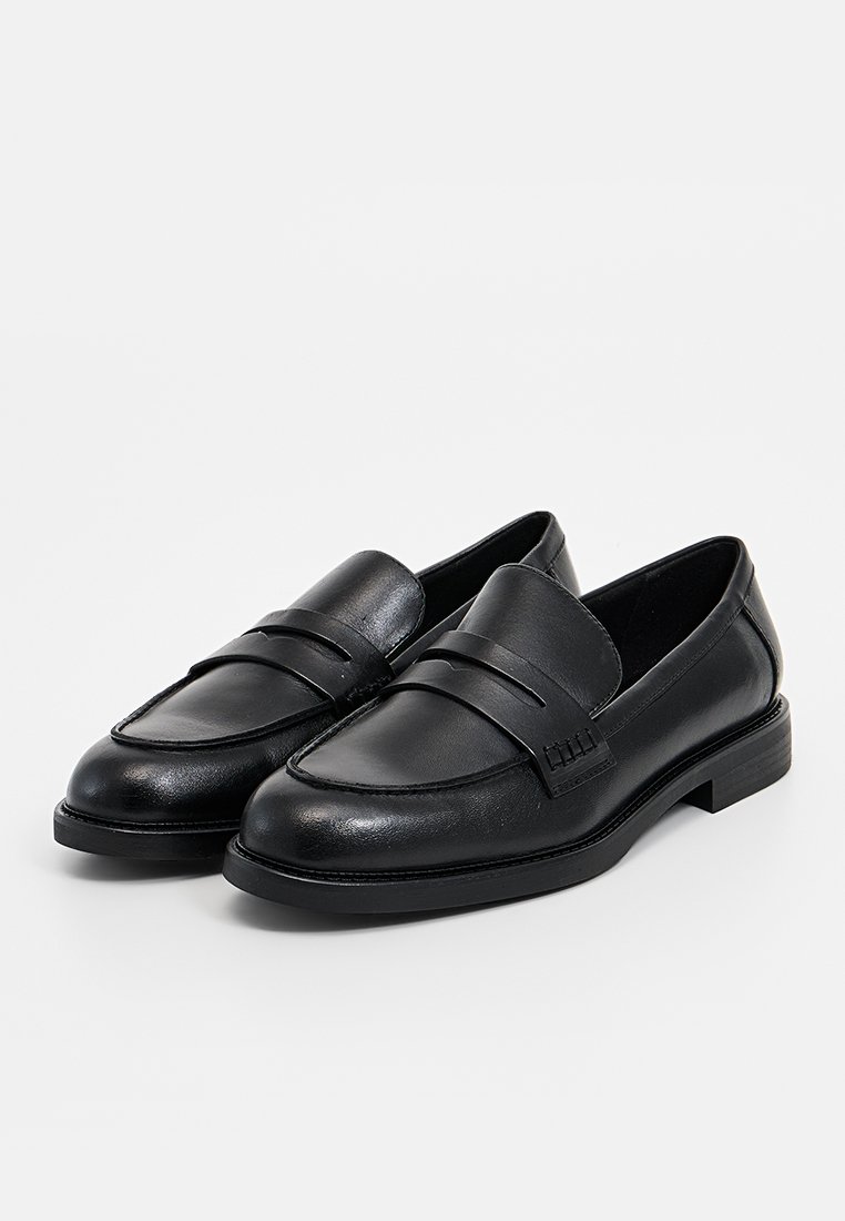 Schwarze Lederloafers mit glatter Textur, ausgestattet mit einem gestickten Vorderband und einem flachen, rechteckigen Absatz. Klassisches Design, geeignet für verschiedene Anlässe.
