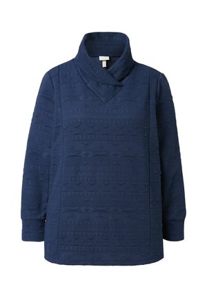 Marineblå pullover med cowl-neck, struktureret mønster og lange ærmer. Stofferne har ophøjede geometriske designs overalt.