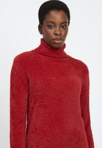 INFLUENCER FLUFFY TURTLENECK PULL - Trui - cognac