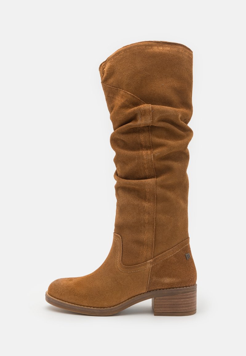 Bottes en daim marron jusqu'au genou avec un design flou, bout arrondi et talon empilé. Présente une texture lisse et des détails de marque minimalistes.