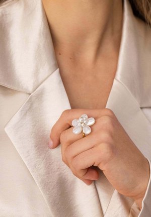 PURELEI, PURELEI RING PEARLY FLOWER - Ring - gold-coloured