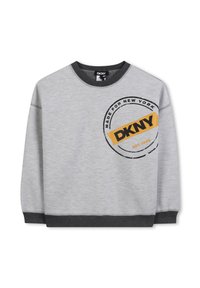 Sweatshirt gris avec un logo circulaire noir et jaune comportant le texte « MADE FOR NEW YORK » et une date d'établissement. Col et poignets côtelés.