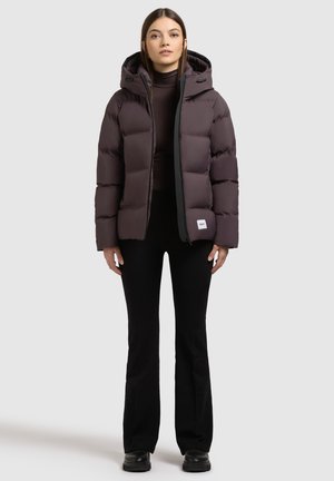 Chaqueta acolchada de color púrpura oscuro con un diseño ajustado, que cuenta con capucha, cierre de cremallera y un acento negro. Textura suave y patrón acolchado.