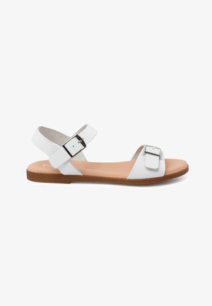 Weiße flache Sandalen mit zwei verstellbaren Schnallen am vorderen Riemen, einer gepolsterten, braunen Innensohle und einem minimalistischen Design.