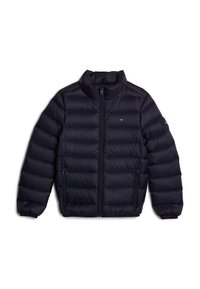 Granatowa puchówka z wysokim kołnierzem, poziomym pikowaniem, zamkiem z przodu i kieszeniami bocznymi. Szczegół z logo na rękawie.