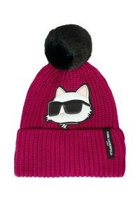 Berretto lavorato a maglia rosa brillante con pompon nero, risvolto, faccia di un gatto dei cartoni animati che indossa occhiali da sole e etichetta Karl Lagerfeld Kids.
