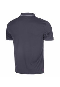 Polo de color gris oscuro con una textura suave, mangas cortas y un cuello ligeramente contrastante. Presenta un pequeño logo en el dobladillo.