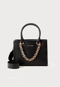 Schwarze Handtasche aus Kunstleder mit goldfarbener Kettenriemen, versehen mit Buchstaben, die "LOVE MOSCHINO" bilden, und doppelten Obergriffen.