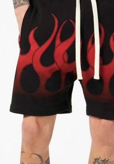 Pantaloni shorts neri con un design a gradiente e motivi di fiamma rossa all'orlo. Vita con cordoncino e una trama morbida.