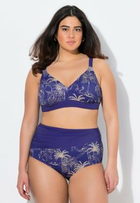 Set di bikini viola con top a bralette decorato da un motivo di palme e frutti, e pantaloni high-waisted con una vita a contrasto.