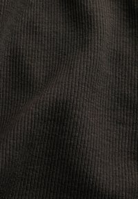 Dunkelbrauner, gerippter Stoff mit feinen vertikalen Linien und sanften Falten, die dem Material Textur und Tiefe verleihen.