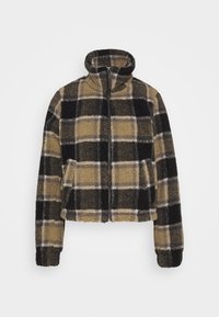 Chaqueta de forro polar con un diseño corto y cuello alto, que presenta un patrón de cuadros en negro, beige y gris, con una cremallera frontal.
