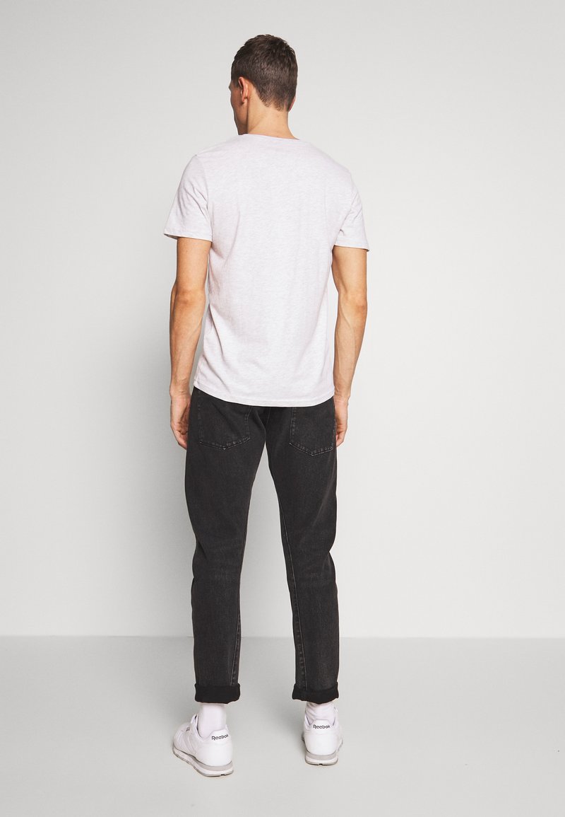 Herren T-Shirts basic | TOM TAILOR BASIC T-SHIRT 3 PACK T-Shirt print middle grey melange/grau - GL23486 Herren T-Shirts basic | TOM TAILOR BASIC T-SHIRT 3 PACK T-Shirt print middle grey melange/grau - GL23486