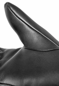 Schwarzer Lederhandschuh mit glatter Textur, ausgestattet mit einem erhöhten Daumen und detaillierten Nähten entlang der Kanten. Nahaufnahme hebt die Materialqualität hervor.