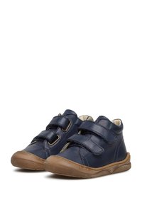 Scarpe di pelle blu navy con due cinturini in Velcro, punta arrotondata e suole in gomma marrone chiaro. Texture liscia con dettagli minimi.