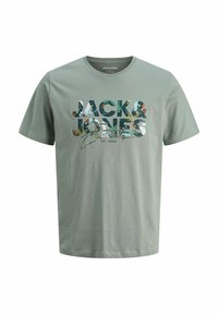 Zelena pamučna majica s velikim višebojnim grafičkim otiskom "JACK & JONES Essentials" sprijeda. Okrogli ovratnik, kratki rukavi.