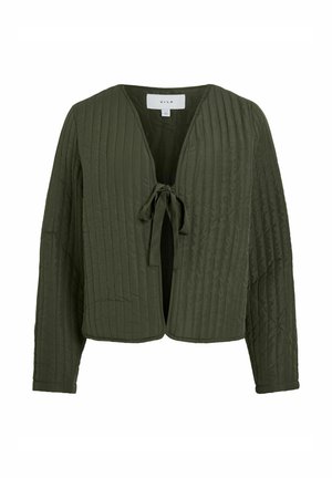 Olijfgroene gewatteerde jas met lange mouwen en V-hals, voorzien van een voorknoopsluiting en verticale stiksels.