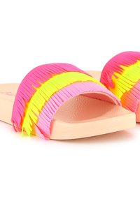 Infradito rosa e giallo neon con cinturini frangiati e una suola beige texture. La frangia presenta strisce orizzontali di colore.