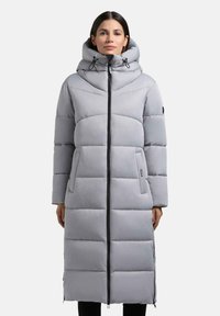 Cappotto lungo imbottito grigio chiaro con colletto alto, chiusura frontale con zip e due tasche laterali. Presenta una texture trapuntata e un cappuccio regolabile.